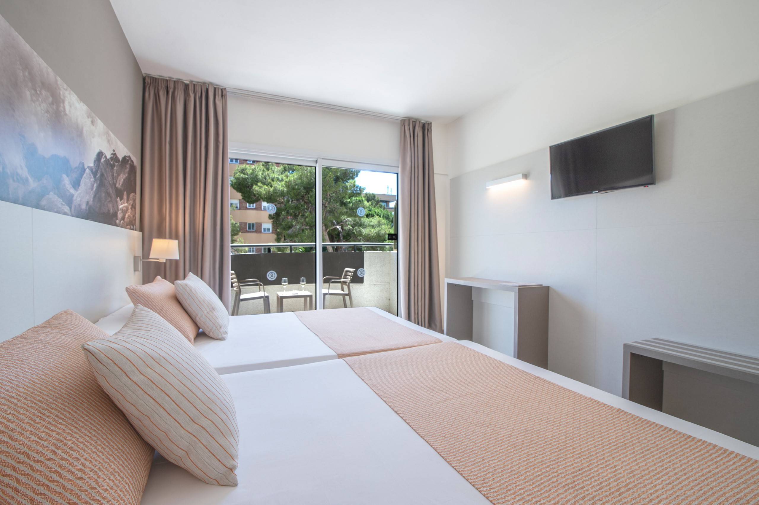 Hotel Salou Sunset Family Room Balcony, Salou